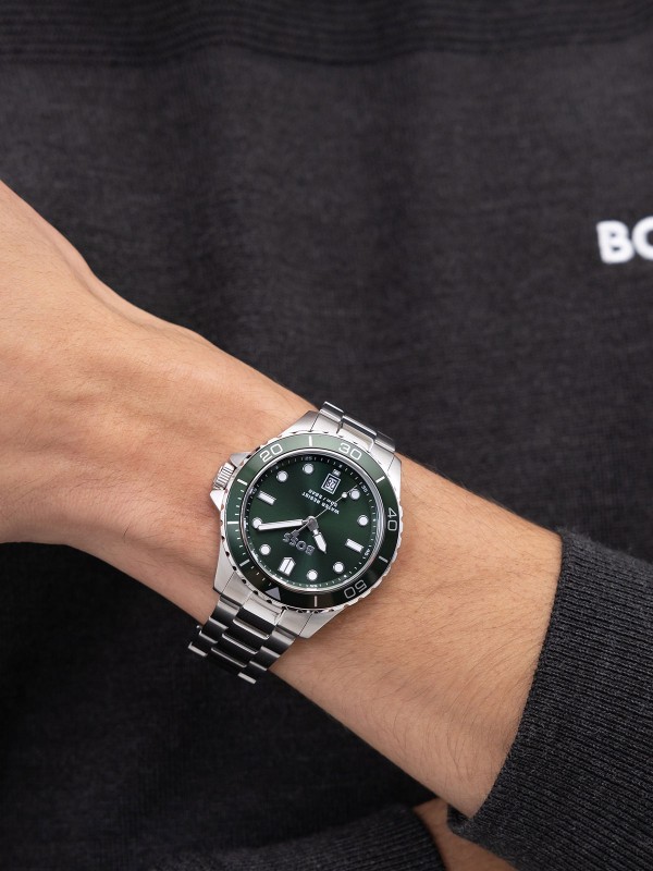 BOSS TROPER SPORT 1514294 – muški sportski sat inspirisan ronilačkim modelima. Kućište od nerđajućeg čelika sa zelenom rotirajućom koronom i srebrnom narukvicom od čelika. Savršen spoj sportskog duha i prefinjenog stila.