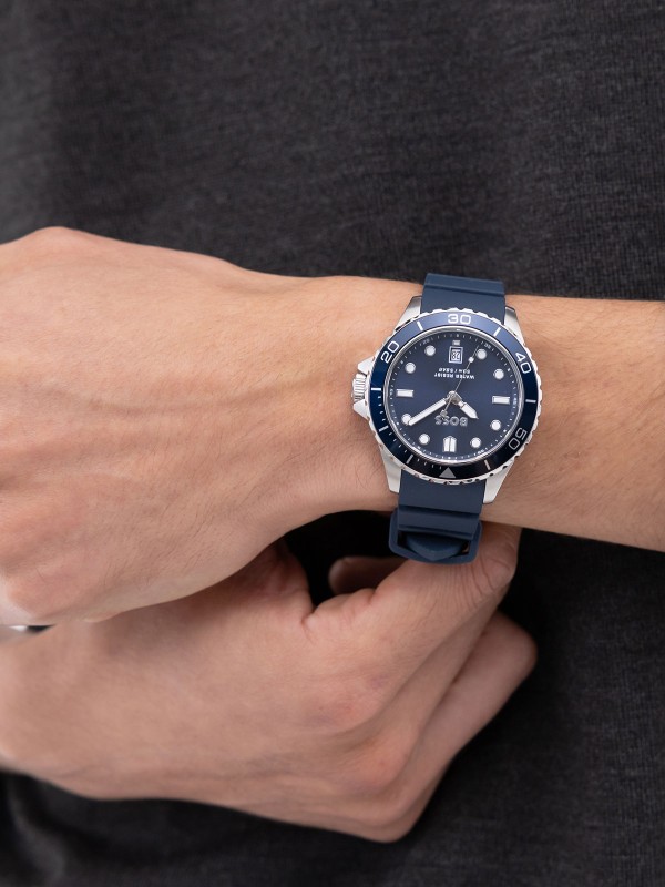 BOSS TROPER SPORT 1514292 – muški sportski sat inspirisan ronilačkim modelima. Kućište od nerđajućeg čelika sa rotirajućom teget koronom i teget silikonskom narukvicom. Idealan izbor za aktivne muškarce koji cene stil i funkcionalnost.