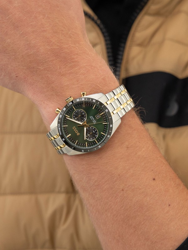 BOSS TOURMASTER 1514287 – muški dual time sat sa zelenim “panda” brojčanikom i tahimetrom. Kućište od nerđajućeg čelika u boji srebra, narukvica u dve boje srebro/žuto zlato i kupolasto staklo. Spoj retro inspiracije i moderne sofisticiranosti.