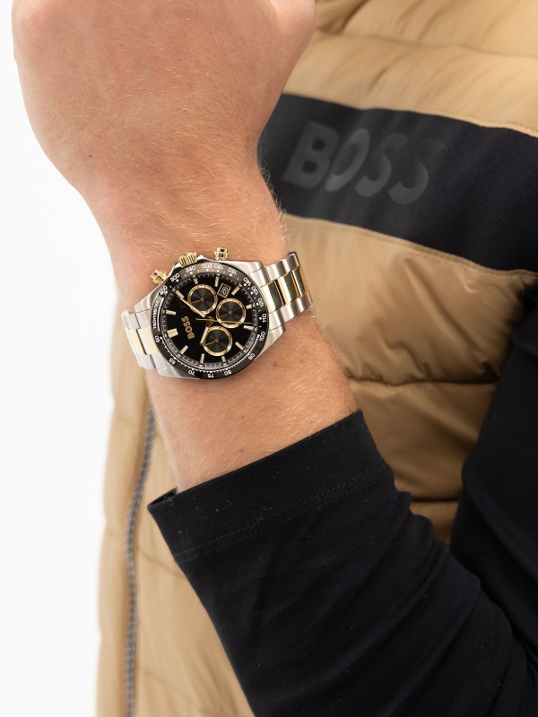 BOSS HERO 2.0 1514269 – muški sportski hronograf od nerđajućeg čelika u kombinaciji boja srebra i žutog zlata. Crni brojčanik sa zlatnim detaljima i tahimetrom na okviru kućišta. Luksuzan dizajn inspirisan automobilizmom i trkama.