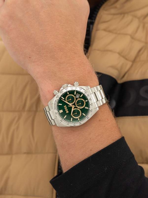 BOSS HERO 2.0 1514268 – sportski muški hronograf inspirisan automobilizmom i trkama. Kućište i narukvica od nerđajućeg čelika u boji srebra, zeleni brojčanik sa zlatnim detaljima i tahimetrom. Savršen spoj preciznosti i trkačke elegancije.