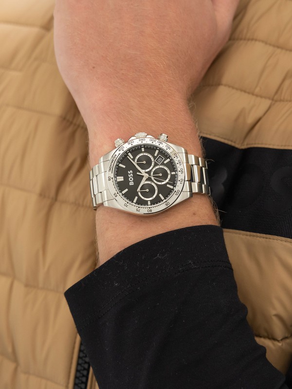 BOSS HERO 2.0 1514267 – muški sportski hronograf inspirisan automobilizmom i trkama. Nerđajući čelik u boji srebra, crni brojčanik sa tri podbrojčanika i tahimetrom na okviru. Robustna elegancija i preciznost u savršenom balansu.