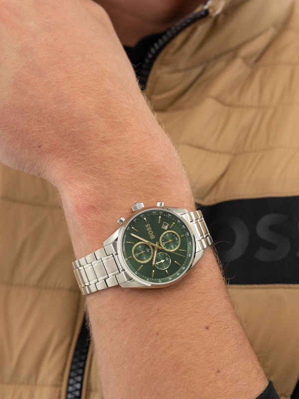 BOSS GRAND PRIX 44 1514266 – muški sportsko-elegantni hronograf izrađen od nerđajućeg čelika u boji srebra sa luksuznim zelenim brojčanikom i zlatnim detaljima. Inspirisan trkama, sa integrisanom narukvicom od pet karika i vodootpornošću od 50m.