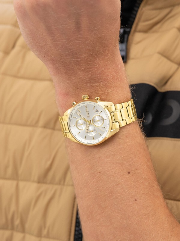 BOSS GRAND PRIX 40 1514261 – sportsko-luksuzni muški hronograf inspirisan trkama. Kućište i narukvica od nerđajućeg čelika u boji žutog zlata sa srebrno belim brojčanikom. Elegantna kombinacija performansi i prefinjenog dizajna.