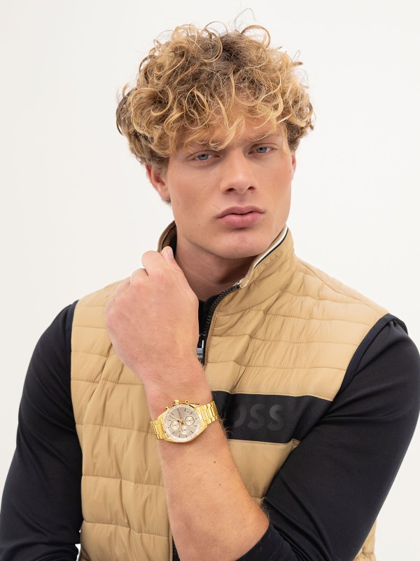 BOSS GRAND PRIX 40 1514261 – sportsko-luksuzni muški hronograf inspirisan trkama. Kućište i narukvica od nerđajućeg čelika u boji žutog zlata sa srebrno belim brojčanikom. Elegantna kombinacija performansi i prefinjenog dizajna.