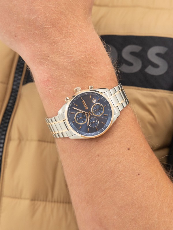 BOSS GRAND PRIX 40 1514260 – sportsko-luksuzni muški hronograf inspirisan trkama. Kućište od nerđajućeg čelika u boji srebra sa detaljima u roze zlatu i plavim brojčanikom. Kombinuje sportsku dinamiku i sofisticiran dizajn za savršen moderan izgled.