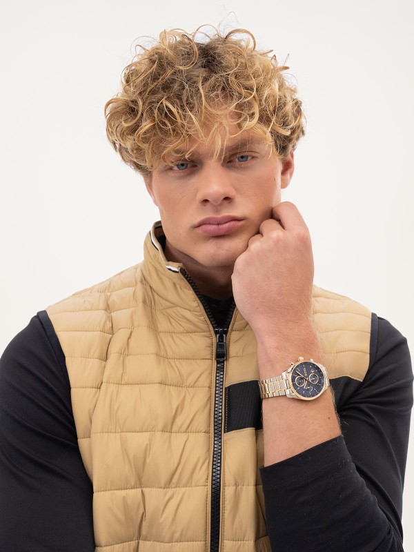 BOSS GRAND PRIX 40 1514260 – sportsko-luksuzni muški hronograf inspirisan trkama. Kućište od nerđajućeg čelika u boji srebra sa detaljima u roze zlatu i plavim brojčanikom. Kombinuje sportsku dinamiku i sofisticiran dizajn za savršen moderan izgled.