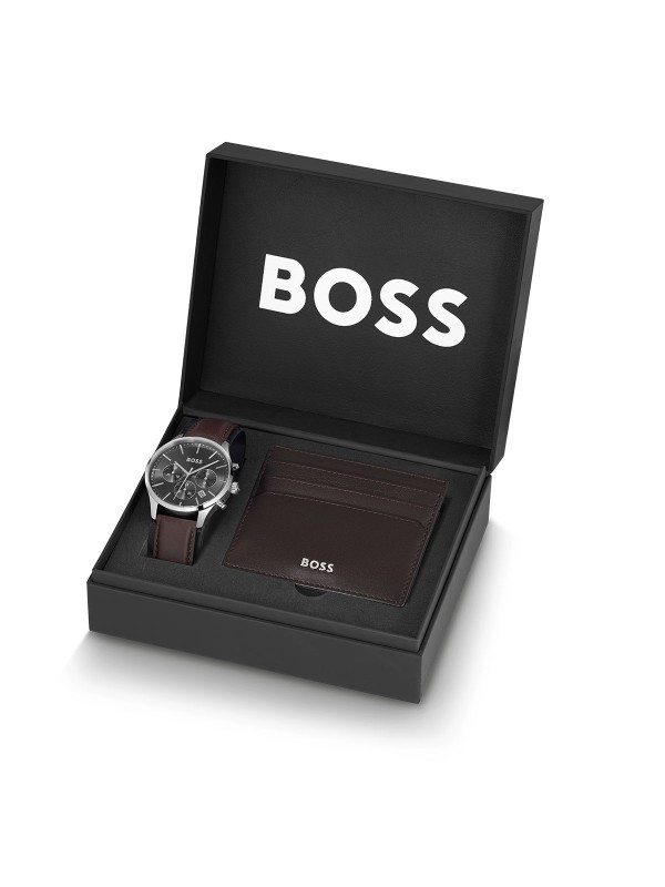 BOSS AVERY BOX SET 1570188 – muški hronograf koji spaja eleganciju i funkcionalnost. Sat od nerđajućeg čelika u boji srebra sa sivim brojčanikom i braon kožnom narukvicom. U setu se nalazi i kožna futrola za kartice u istoj nijansi. Kvarcni mehanizam, prečnik kućišta 42mm, mineralno staklo i vodootpornost do 50m čine ovaj set savršenim poklonom za modernog muškarca.