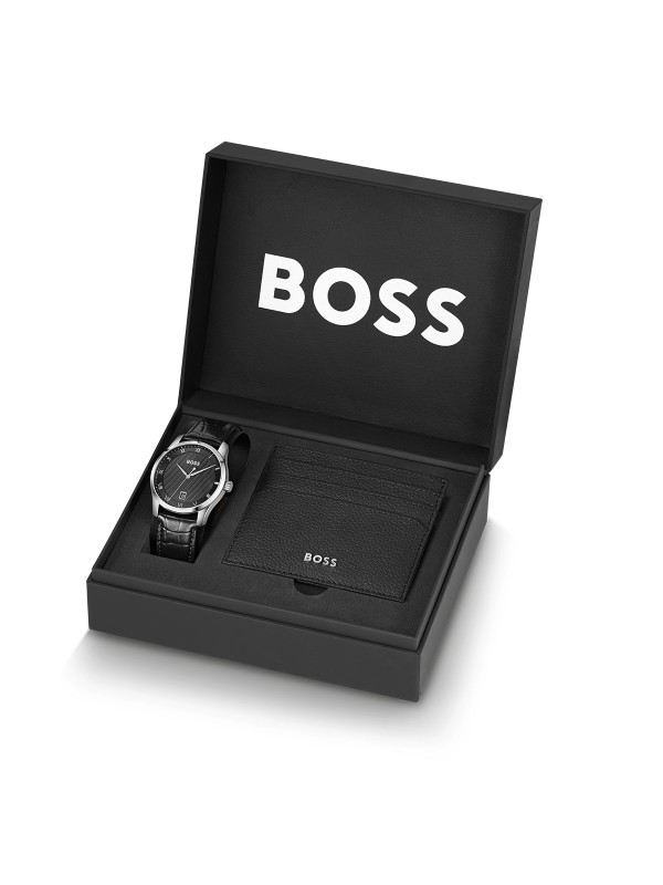 BOSS PRINCIPLE BOX SET 1570190 – elegantni muški sat sa crnim brojčanikom, kućištem od nerđajućeg čelika u boji srebra i kožnom narukvicom u crnoj boji. Opremljen kvarcnim mehanizmom 3H sa datumom i mineralnim staklom. U kompletu se nalazi luksuzna crna kožna futrola za kartice. Savršen poklon za muškarce koji vole stil i sofisticiranost.