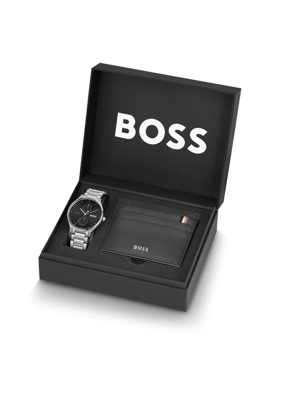 BOSS TYLER BOX SET 1570193 – elegantni muški sat od nerđajućeg čelika u boji srebra sa crnim brojčanikom i multifunction kvarcnim mehanizmom. U setu dolazi luksuzna kožna futrola za kartice u crnoj boji. Prečnik kućišta 43mm, mineralno staklo i vodootpornost do 50m čine ovaj model savršenim izborom za muškarce koji cene stil i funkcionalnost.