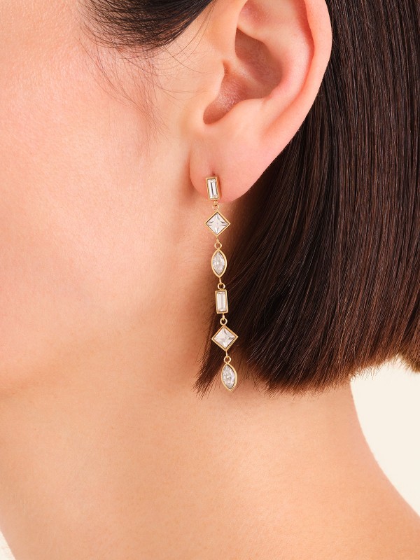 Rosefield JECPG-J1169 PENDANT EARRINGS minđuše odišu luksuznim sjajem i elegancijom. Izrađene od nerđajućeg čelika u boji žutog zlata i ukrašene svetlucavim cirkonima, ove viseće minđuše unose sofisticiran sjaj u svaku kombinaciju.