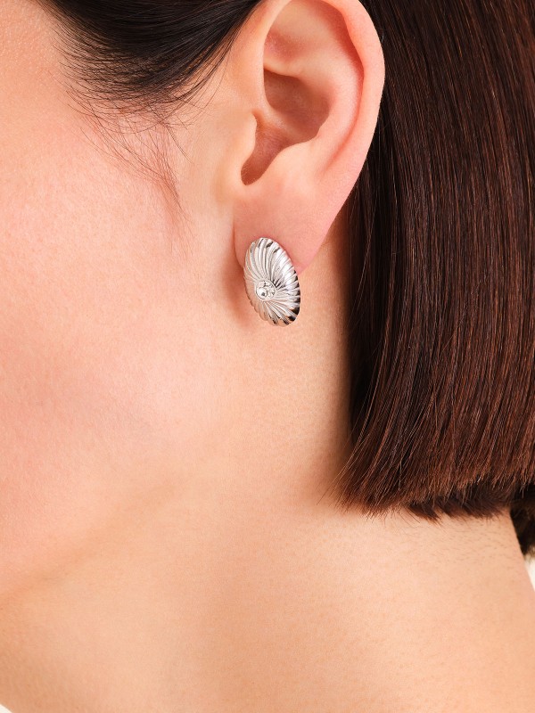 Rosefield JEBTG-J1203 SOLITAIRE EARRINGS minđuše odišu elegantnim minimalizmom. Izrađene od nerđajućeg čelika u boji srebra i ukrašene jednim cirkonom, predstavljaju savršen spoj klasičnog dizajna i modernog sjaja — idealne za svaku priliku.