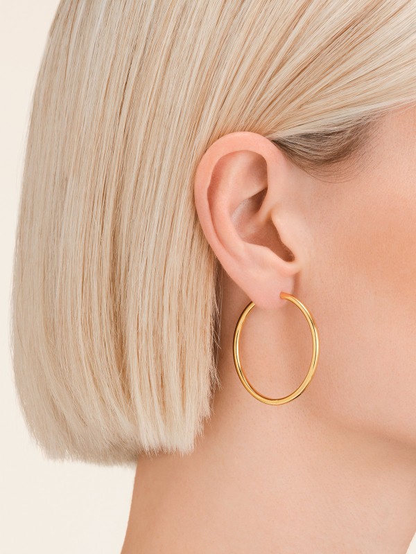 Rosefield JEFBG-J977 FINE BIG HOOPS minđuše donose klasičan oblik alkica u modernom ruhu. Izrađene od nerđajućeg čelika u boji žutog zlata, ove minđuše odišu elegancijom i samopouzdanjem – savršene za žene koje vole jednostavan, ali upečatljiv stil.