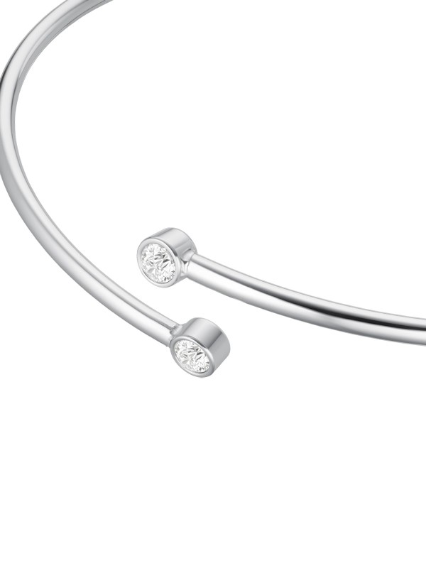 Otkrijte prefinjenu jednostavnost uz Rosefield JBDCS-J1214 narukvicu u boji srebra. Dva blistava bela cirkona na krajevima stvaraju savršen balans između modernog minimalizma i bezvremenske elegancije. Idealan detalj za svaku priliku.