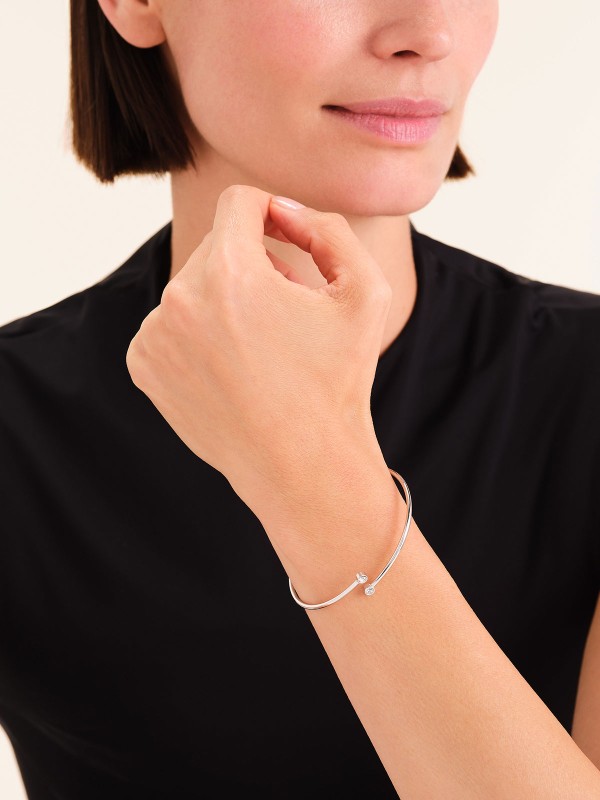 Otkrijte prefinjenu jednostavnost uz Rosefield JBDCS-J1214 narukvicu u boji srebra. Dva blistava bela cirkona na krajevima stvaraju savršen balans između modernog minimalizma i bezvremenske elegancije. Idealan detalj za svaku priliku.