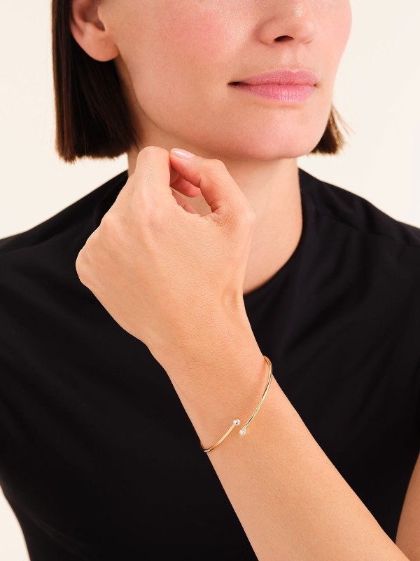 Zasijajte uz Rosefield JBDCG-J1213 narukvicu u boji žutog zlata. Dva besprekorna bela cirkona na krajevima donose suptilan sjaj i eleganciju svakom pokretu. Savršena za žene koje biraju luksuz u jednostavnosti.