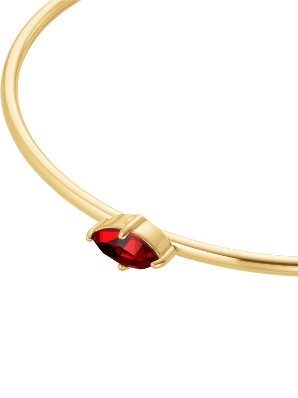 Rosefield JBRMG-J1243 – elegantna ženska narukvica od nerđajućeg čelika sa otvorenim krajevima u boji žutog zlata, ukrašena crvenim cirkonom. Veličina: 6 cm x 5 cm. Luksuzan komad koji unosi toplinu i sofisticiranost u svaki stil.