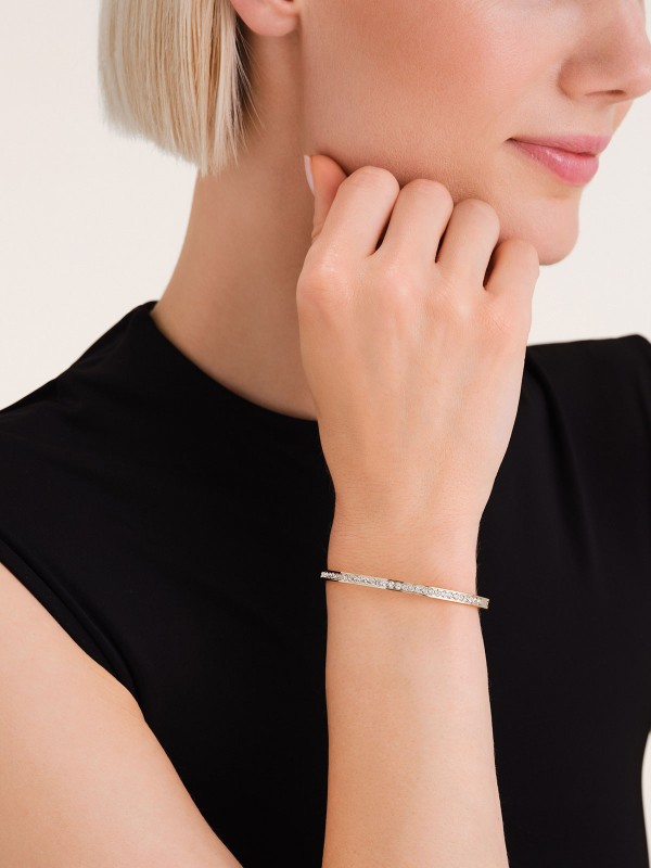 Rosefield JBCBG-J1033 – elegantna ženska čvrsta narukvica od nerđajućeg čelika u boji žutog zlata, ukrašena blistavim cirkonima. Savršen dodatak za sofisticiran i moderan izgled.