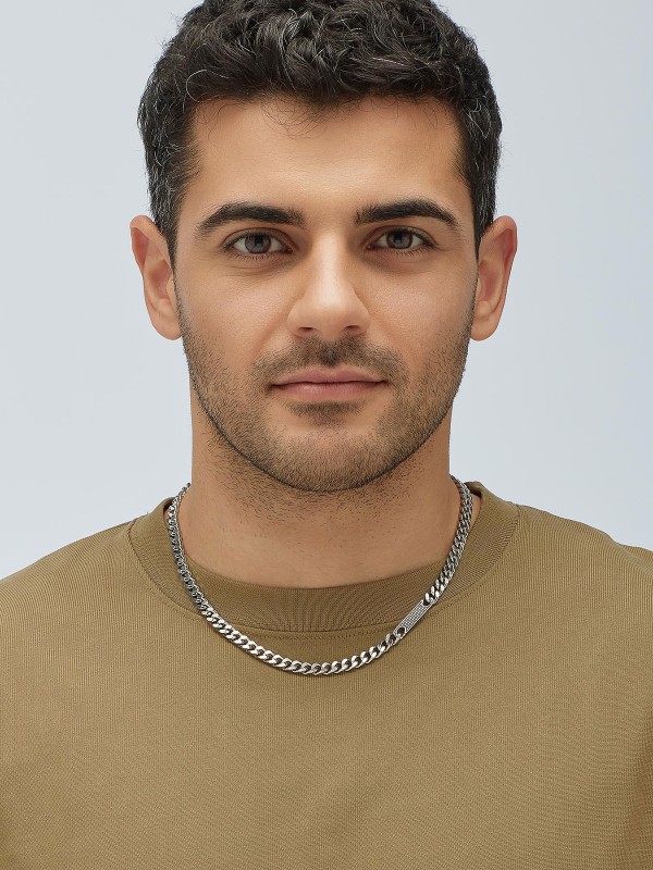 Dominantan stil muške ogrilice - BROSWAY BULLET ✔️ Dužina 46,5cm ✔️ Nerđajući čelik ✔️ Boja srebra sa pločicom od crnog emajla ✔️ - Poručite online!