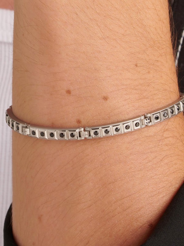 Brosway FORGE muška narukvica izrađena je od nerđajućeg čelika u boji srebра, ukrašena elegantnim crnim cirkonima. Savršena kombinacija snage i stila, namenjena muškarcima koji vole moderan, ali sofisticiran izgled. Dužina: 22 cm.