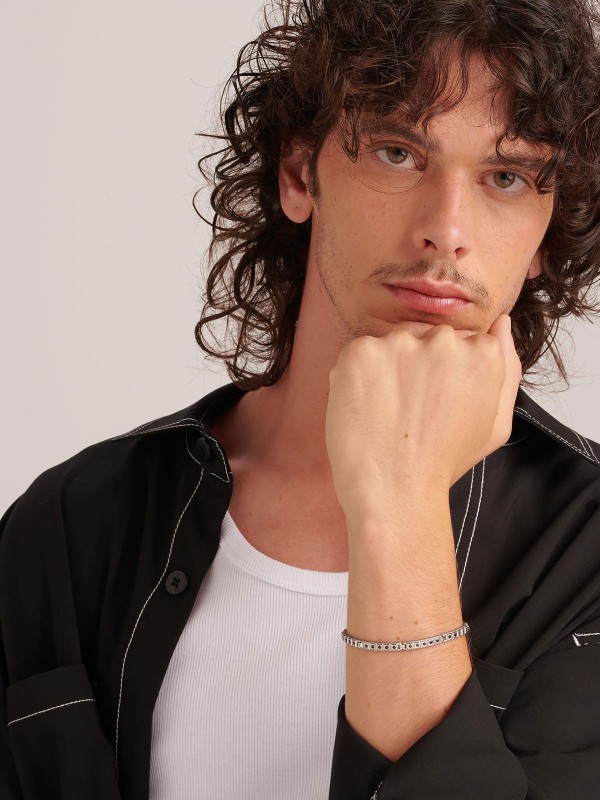 Brosway FORGE muška narukvica izrađena je od nerđajućeg čelika u boji srebра, ukrašena elegantnim crnim cirkonima. Savršena kombinacija snage i stila, namenjena muškarcima koji vole moderan, ali sofisticiran izgled. Dužina: 22 cm.