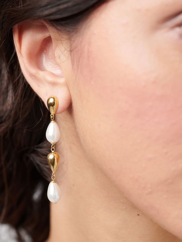 Brosway PERFECT ženske viseće minđuše od nerđajućeg čelika u boji žutog zlata, ukrašene elegantnim biserima u obliku kapljice. Savršen spoj luksuza i ženstvenosti, idealan za svaku priliku. Dužina: 5,8 cm.