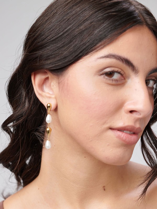 Brosway PERFECT ženske viseće minđuše od nerđajućeg čelika u boji žutog zlata, ukrašene elegantnim biserima u obliku kapljice. Savršen spoj luksuza i ženstvenosti, idealan za svaku priliku. Dužina: 5,8 cm.