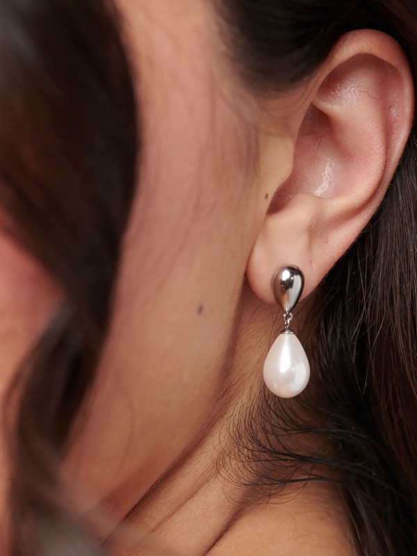 Brosway PERFECT ženske minđuše od nerđajućeg čelika u boji srebra sa visećim priveskom u obliku bisera kapljice. Klasična elegancija i moderan sjaj koji čine savršen izbor za svaku priliku. Dužina: 3 cm.