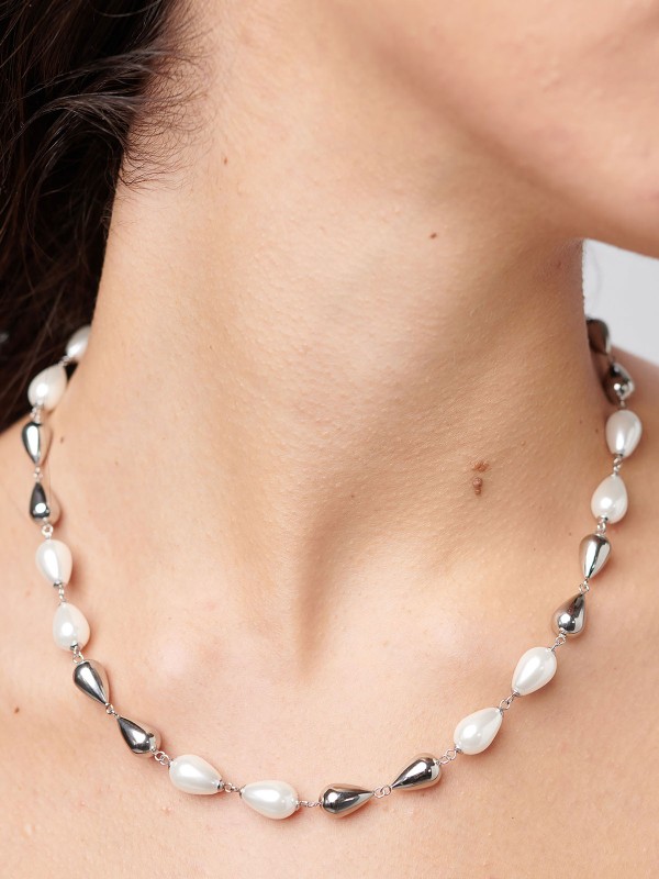 Brosway PERFECT ženska ogrlica izrađena je od nerđajućeg čelika u boji srebra, ukrašena biserima i čeličnim perlama u obliku kapljice. Elegantna i profinjena, ova ogrlica unosi klasičan sjaj u svaku kombinaciju. Dužina: 45 cm.