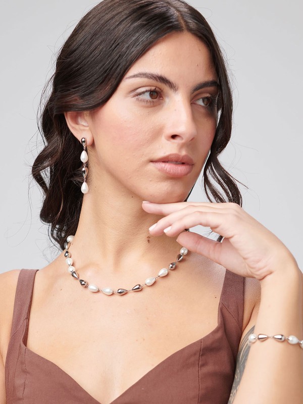 Brosway PERFECT ženska ogrlica izrađena je od nerđajućeg čelika u boji srebra, ukrašena biserima i čeličnim perlama u obliku kapljice. Elegantna i profinjena, ova ogrlica unosi klasičan sjaj u svaku kombinaciju. Dužina: 45 cm.