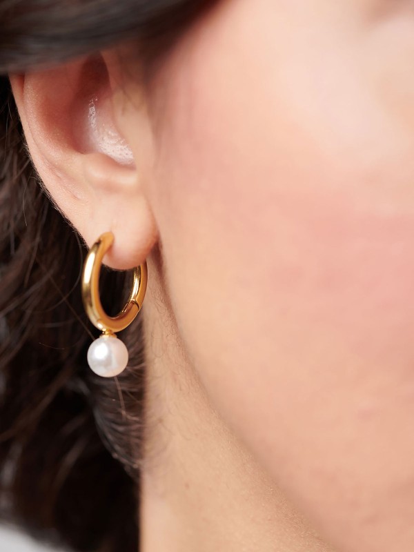 Brosway PERFECT ženske minđuše alke izrađene su od nerđajućeg čelika u boji žutog zlata i ukrašene elegantnim visećim biserom. Kombinuju luksuzan izgled i profinjenu jednostavnost, savršene za svaku priliku. Veličina: 25 mm.