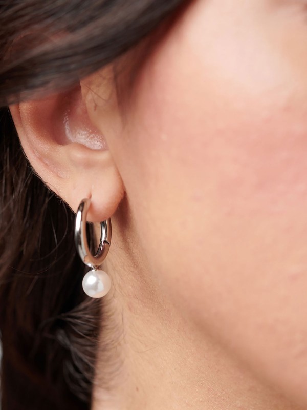 Brosway PERFECT ženske minđuše alke izrađene su od nerđajućeg čelika u boji srebra, ukrašene visećim biserom koji unosi dašak sofisticiranosti u svaki stil. Elegantne, moderne i idealne za svaku priliku. Veličina: 25 mm.