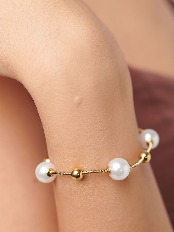 Brosway PERFECT ženska narukvica izrađena je od nerđajućeg čelika u boji žutog zlata i ukrašena biserima i sjajnim kuglicama. Savršena kombinacija elegancije i modernog stila za svaku priliku. Dužina: 20 cm.