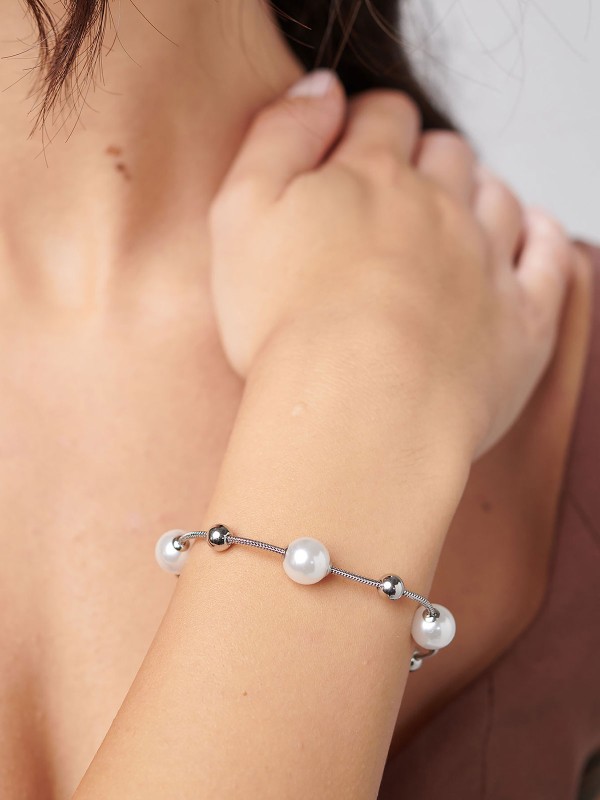 Brosway PERFECT ženska narukvica izrađena je od nerđajućeg čelika u boji srebra, ukrašena sjajnim kuglicama i nežnim biserima. Elegantna i moderna, idealna za svakodnevno nošenje ili posebne prilike. Dužina: 20 cm.