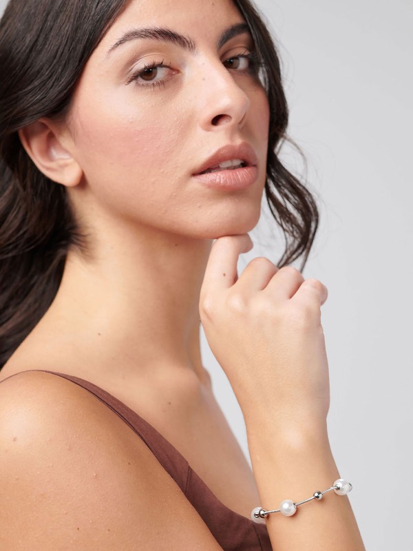 Brosway PERFECT ženska narukvica izrađena je od nerđajućeg čelika u boji srebra, ukrašena sjajnim kuglicama i nežnim biserima. Elegantna i moderna, idealna za svakodnevno nošenje ili posebne prilike. Dužina: 20 cm.