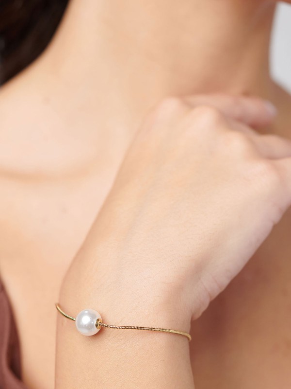 Brosway PERFECT ženska narukvica izrađena je od nerđajućeg čelika u boji žutog zlata i ukrašena prefinjenim biserom kao centralnim detaljem. Luksuzan i elegantan dodatak koji savršeno upotpunjuje svaki stil. Dužina: 19 cm.