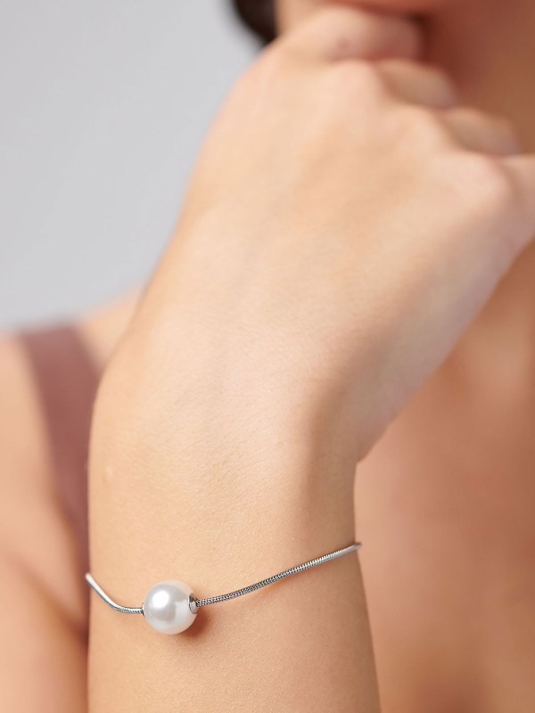 Brosway PERFECT ženska narukvica izrađena je od nerđajućeg čelika u boji srebra i ukrašena elegantnim biserom kao centralnim detaljem. Savršen izbor za dame koje vole suptilan luksuz i bezvremensku eleganciju. Dužina: 19 cm.