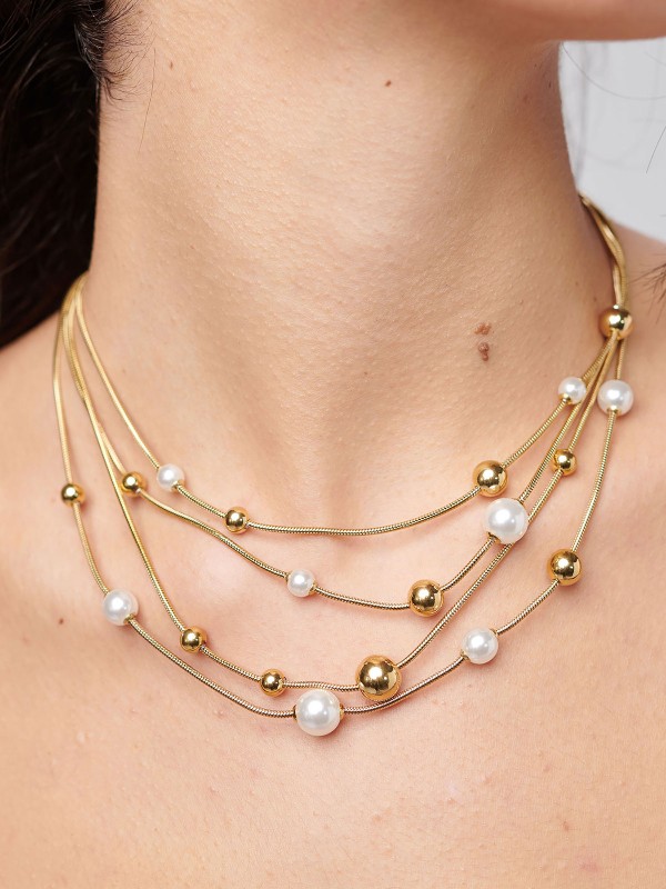Brosway PERFECT višeslojna ženska ogrlica izrađena je od nerđajućeg čelika u boji žutog zlata, ukrašena biserima i dekorativnim kuglicama. Moderni dizajn koji spaja eleganciju i luksuz u jednom komadu. Dužina: 45 cm.