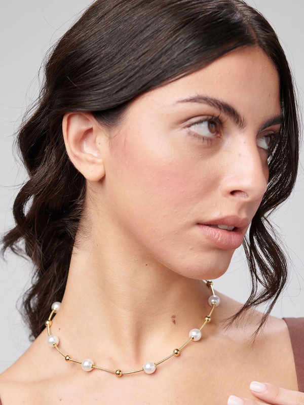 Brosway PERFECT ženska ogrlica izrađena je od nerđajućeg čelika u boji žutog zlata i ukrašena prelepim biserima i zlatnim kuglicama. Kombinuje sofisticiranost i eleganciju, idealna za svaku priliku. Dužina: 45 cm.