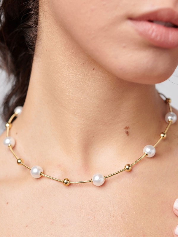Brosway PERFECT ženska ogrlica izrađena je od nerđajućeg čelika u boji žutog zlata i ukrašena prelepim biserima i zlatnim kuglicama. Kombinuje sofisticiranost i eleganciju, idealna za svaku priliku. Dužina: 45 cm.