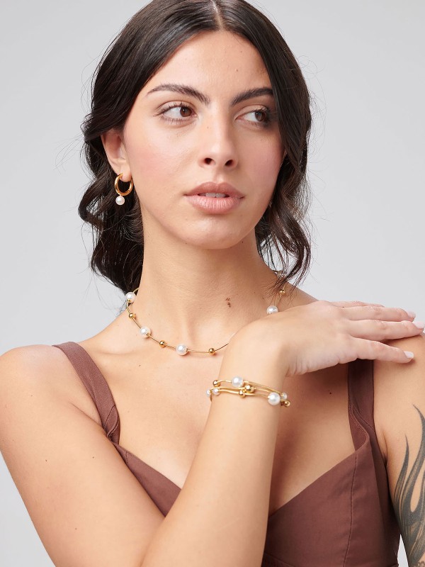 Brosway PERFECT ženska ogrlica izrađena je od nerđajućeg čelika u boji žutog zlata i ukrašena prelepim biserima i zlatnim kuglicama. Kombinuje sofisticiranost i eleganciju, idealna za svaku priliku. Dužina: 45 cm.