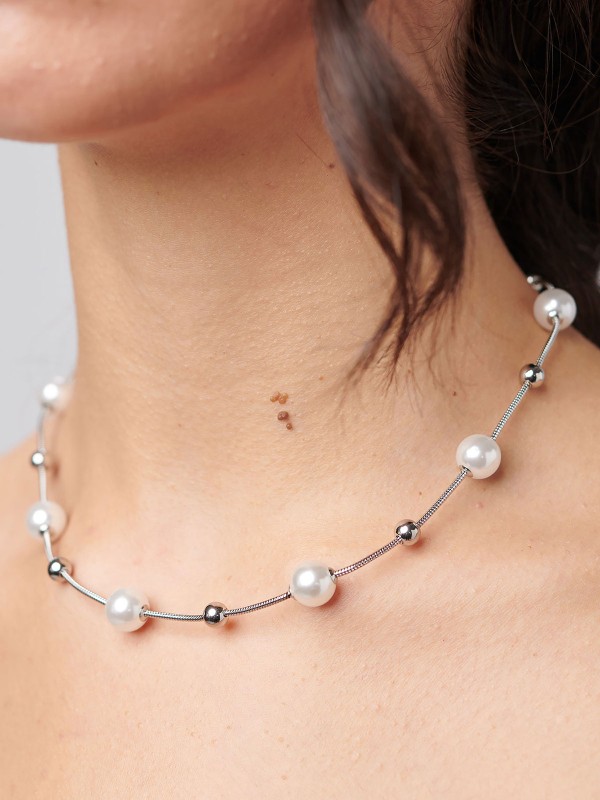 Elegantna Brosway PERFECT ženska ogrlica izrađena je od nerđajućeg čelika u boji srebra i ukrašena biserima i metalnim kuglicama. Savršen spoj klasičnog šarma i modernog dizajna za svaki dan i sve prilike. Dužina: 45 cm.