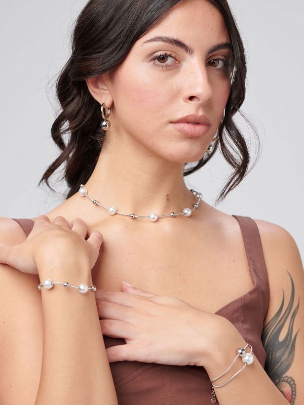 Elegantna Brosway PERFECT ženska ogrlica izrađena je od nerđajućeg čelika u boji srebra i ukrašena biserima i metalnim kuglicama. Savršen spoj klasičnog šarma i modernog dizajna za svaki dan i sve prilike. Dužina: 45 cm.