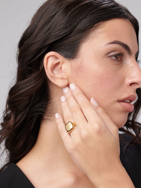 Brosway MUSE prsten u boji žutog zlata izrađen je od nerđajućeg čelika i odlikuje se elegantnim kvadratnim oblikom. Savršen izbor za svakodnevno nošenje ili posebne prilike. Dostupan u veličini EU 58.