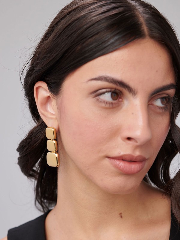 Brosway MUSE viseće minđuše u boji žutog zlata izrađene su od nerđajućeg čelika i ukrašene nizom od tri kvadrata. Elegantne i prefinjene, savršen su izbor za dame koje vole upečatljiv, ali sofisticiran stil.