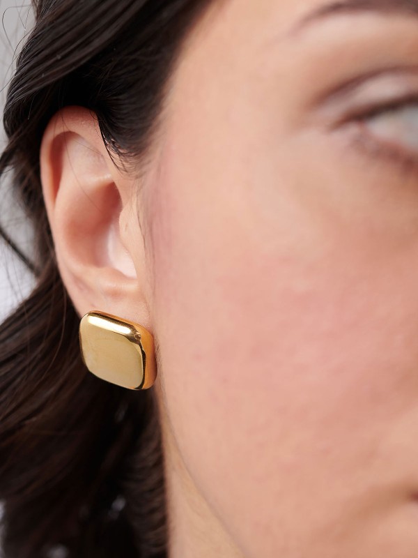 Brosway MUSE minđuše u boji žutog zlata izrađene su od nerđajućeg čelika i oblikovane u elegantan kvadratni dizajn. Ove moderne i profinjene minđuše savršeno dopunjuju svaku kombinaciju, od svakodnevne do večernje.