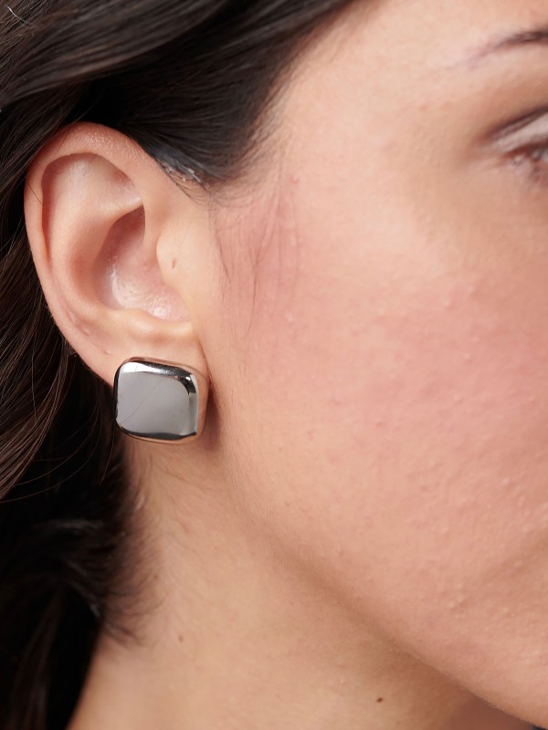 Brosway MUSE minđuše u boji srebra od nerđajućeg čelika donose elegantan geometrijski dizajn u obliku kvadrata. Savršen spoj minimalizma i sofisticiranosti, idealne za svakodnevno nošenje ili posebne prilike.