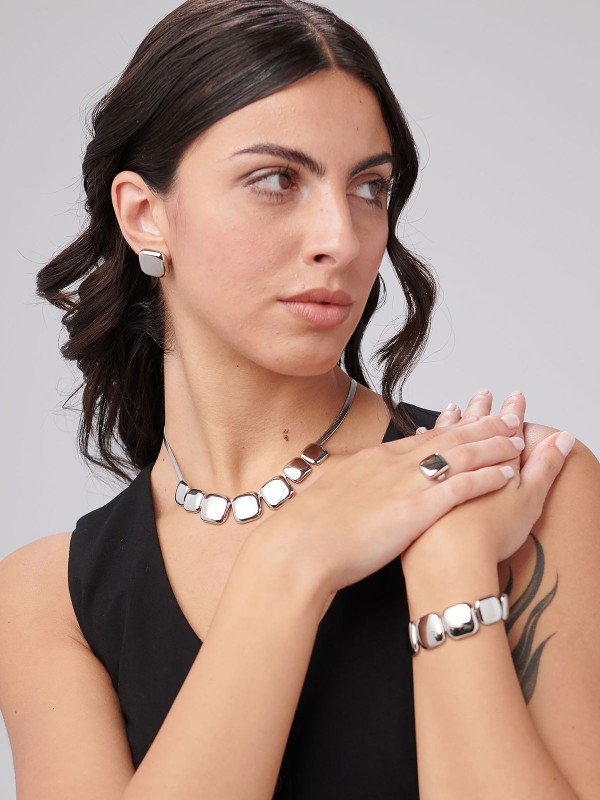 Brosway MUSE ogrlica od nerđajućeg čelika u boji srebra kombinuje elegantan snake lančić sa sedam modernih kvadrata. Savršena za žene koje vole sofisticiran, minimalistički stil i nakit koji se lako uklapa u svaku odevnu kombinaciju.