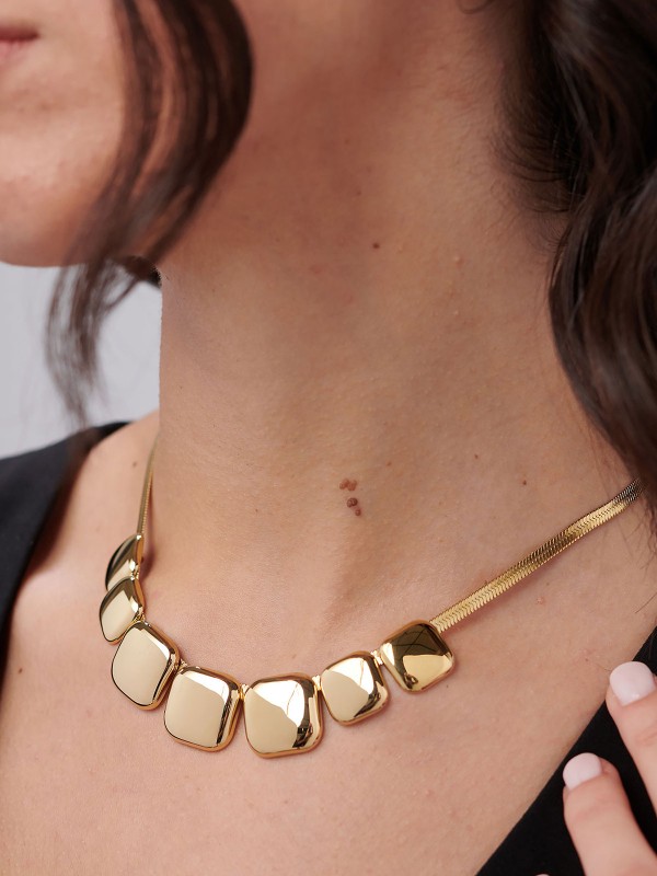 Brosway MUSE ogrlica izrađena od nerđajućeg čelika u boji žutog zlata kombinuje snake lančić i sedam geometrijskih kvadrata za moderan, prefinjen izgled. Idealna je za dame koje vole minimalistički dizajn sa luksuznim dodirom.