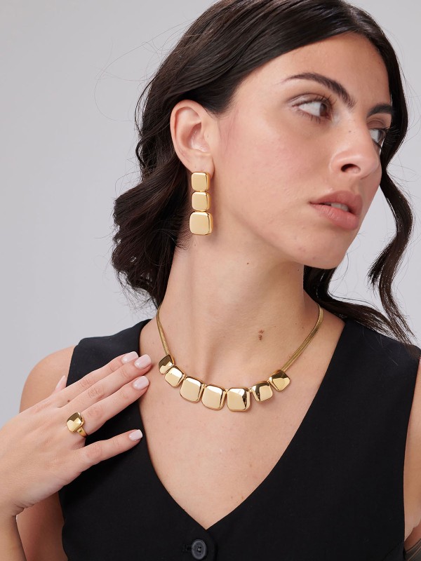 Brosway MUSE ogrlica izrađena od nerđajućeg čelika u boji žutog zlata kombinuje snake lančić i sedam geometrijskih kvadrata za moderan, prefinjen izgled. Idealna je za dame koje vole minimalistički dizajn sa luksuznim dodirom.